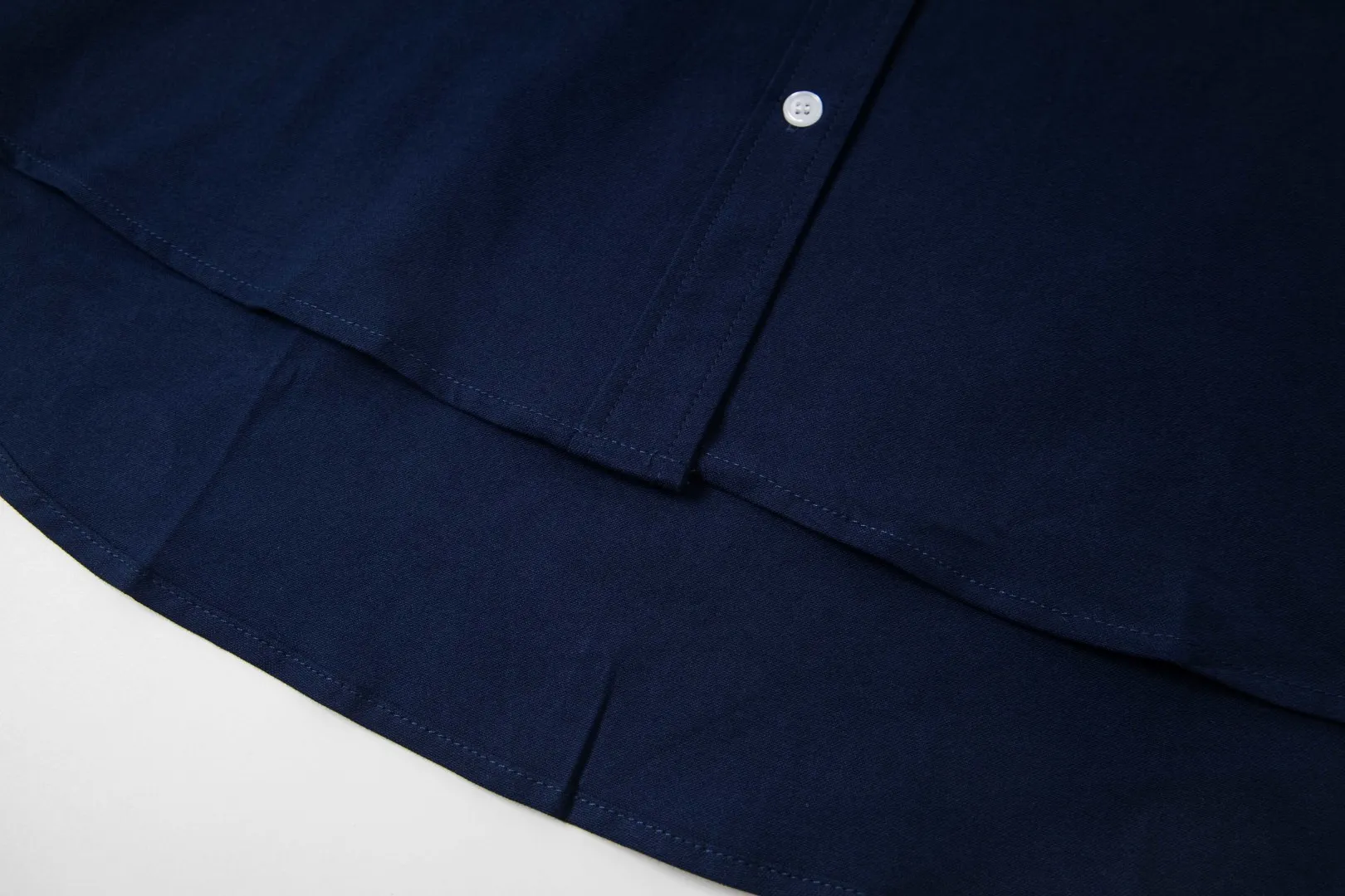 🅿️250 New: Style number: B141 Ralph Lauren/Ralph Lauren classic small label couple's long-sleeved shirt 1️⃣ Made of high-quality fabrics, the upper body is soft and comfortable, extremely delicate, and feels solid, smooth and soft. The fabric has the characteristics of being wrinkle-free and has an invincible feel. The details are perfectly handled! 2️⃣The workmanship details are perfectly controlled. They are all hemmed with vest technology, and the inside of the sleeves are also used. Different from the four-needle and five-thread workmanship, the collars are also all designed with interlining, showing high-end fashion and individuality, and the style is fashionable, simple and elegant! 3️⃣It is very youthful and energetic, and can be easily worn by both men and women. It is very in line with the fashion aesthetic concepts of today's young people! Color: Black, White, Navy Size: S, M, L, XL